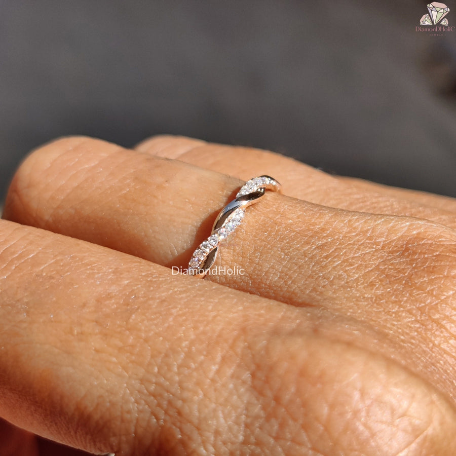 Moissanite Round Cut Band