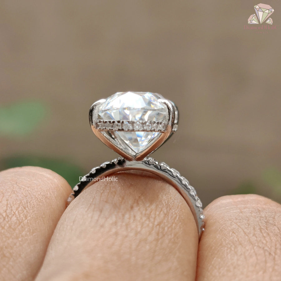 Solitaire Oval Moissanite Ring
